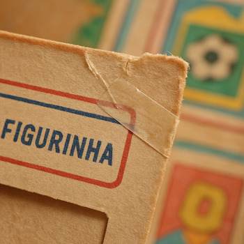 Canto de página rasgada com textura de papel e fita, estilo álbum artesanal